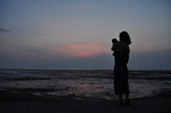 母と子と海