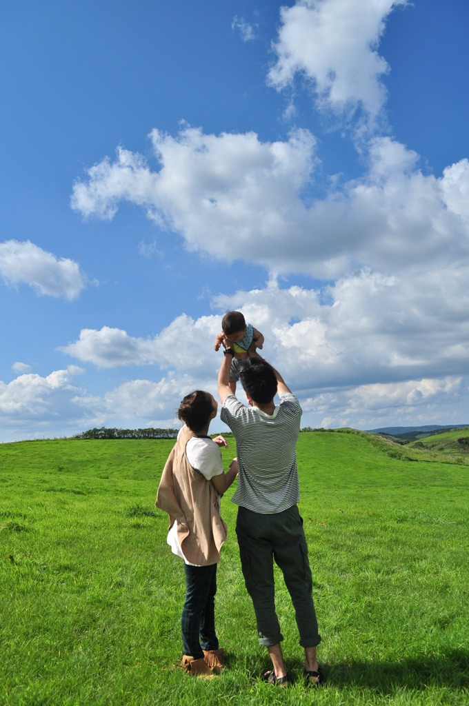 母と子と父