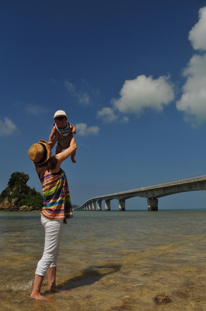 母と子と蒼い海