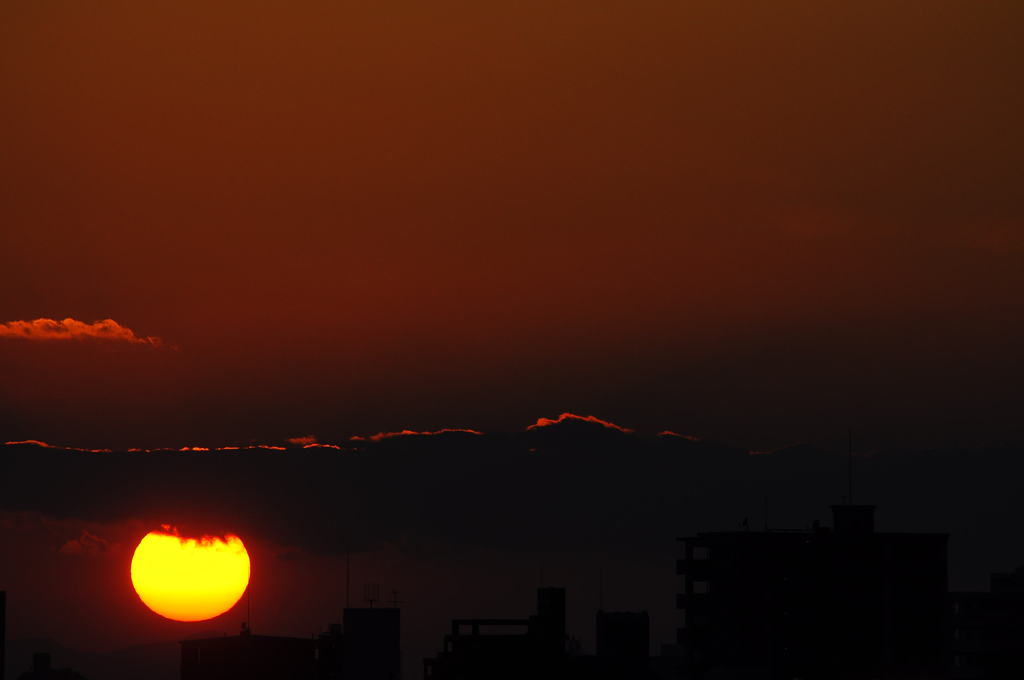 今日も街に日が沈む