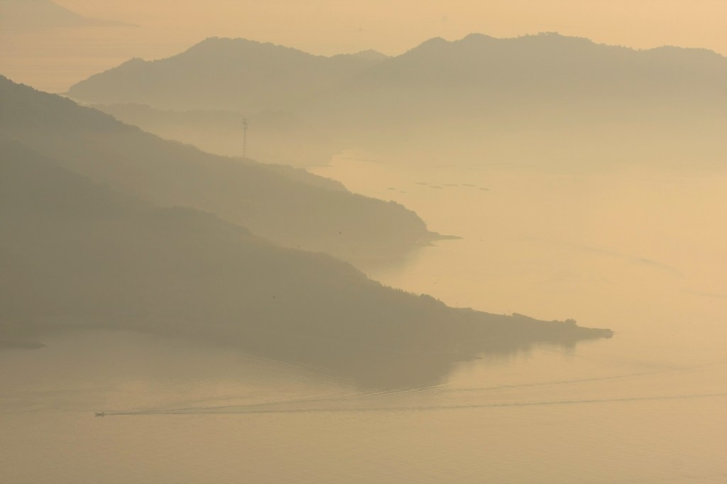 霞む粟島