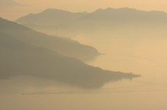 霞む粟島