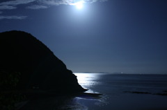 月明かりの浜辺