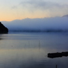 朝霧の湖面