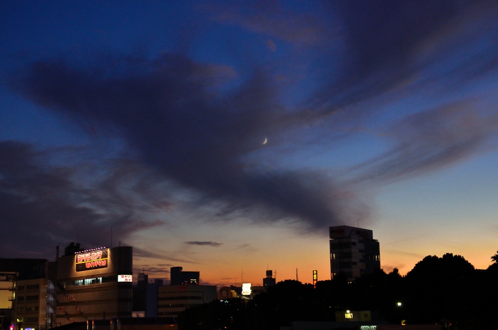 秋は夕暮れ