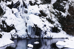 原形の無い滝～四万・桃太郎の滝氷景～