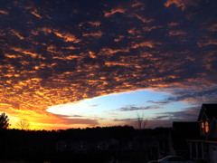 迫り来る夕雲