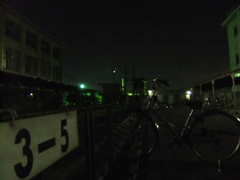 静かに