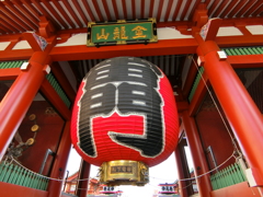 雷門の下をくぐると…