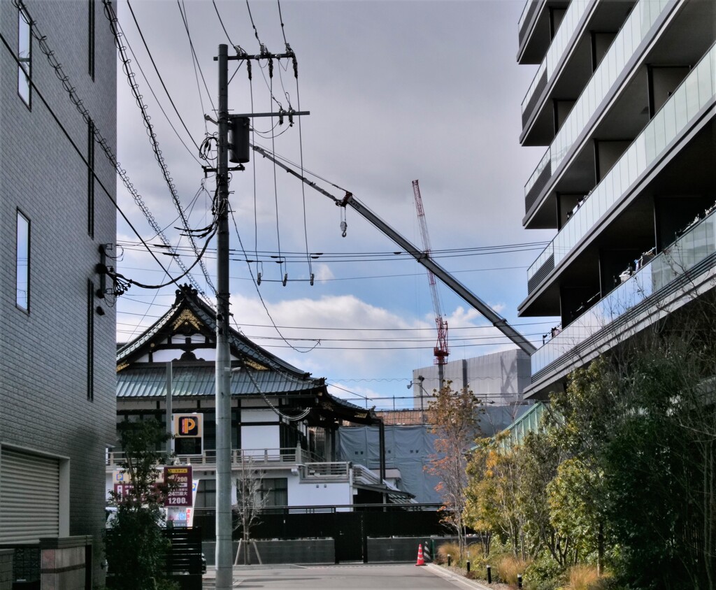 包囲される寺院