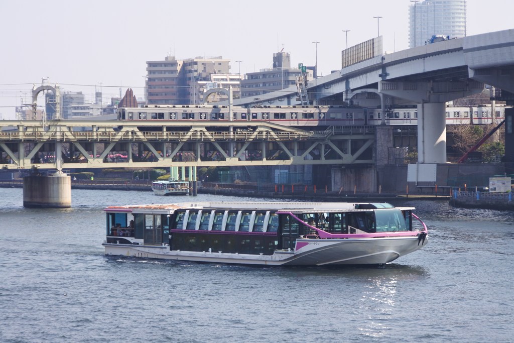 隅田川クルーズ船と東武線