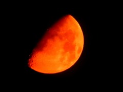 真夜中の赤い月