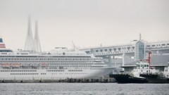 横浜ベイブリッジをくぐる飛鳥Ⅱ
