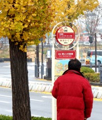 あかいくつ号を待つ赤いダウンのおじさん