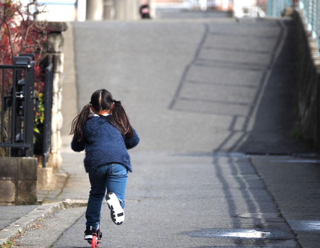 キックボードの少女
