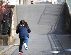 キックボードの少女
