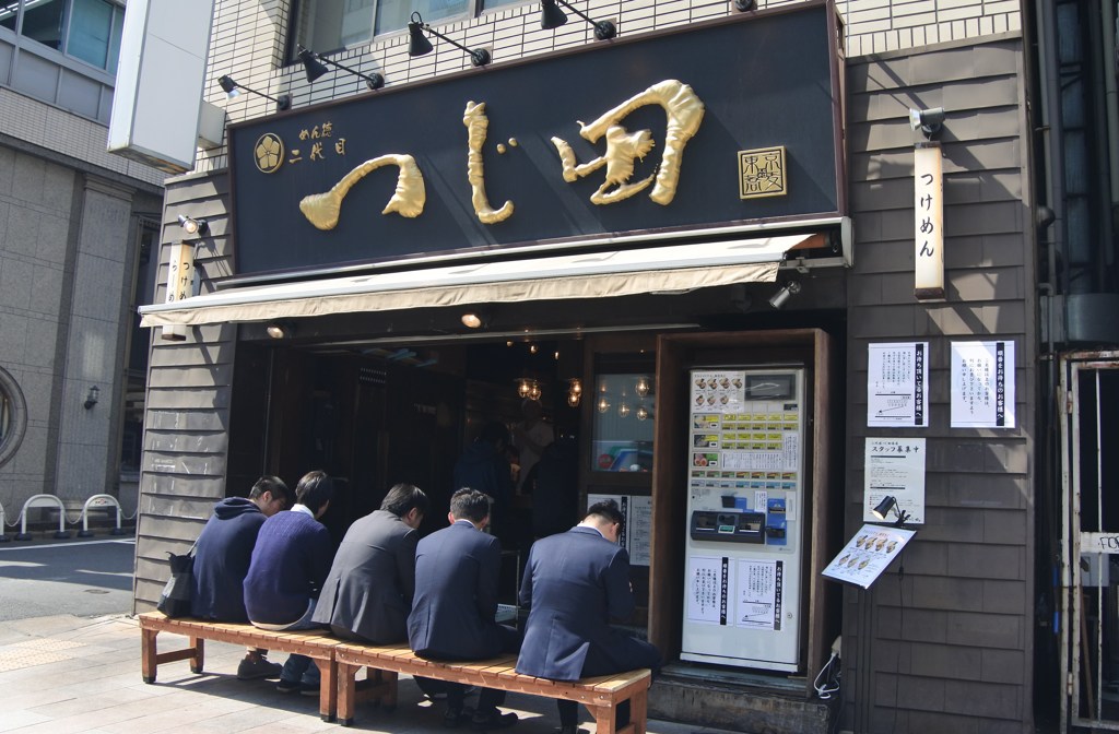 人気つけ麺屋に並ぶイケメン？