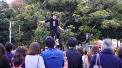 白人大道芸人のパフォーマンス