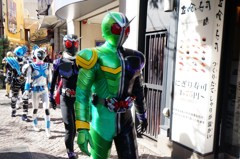 別の仮面ライダー御一行様