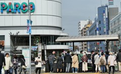 成田空港行バスを待つ