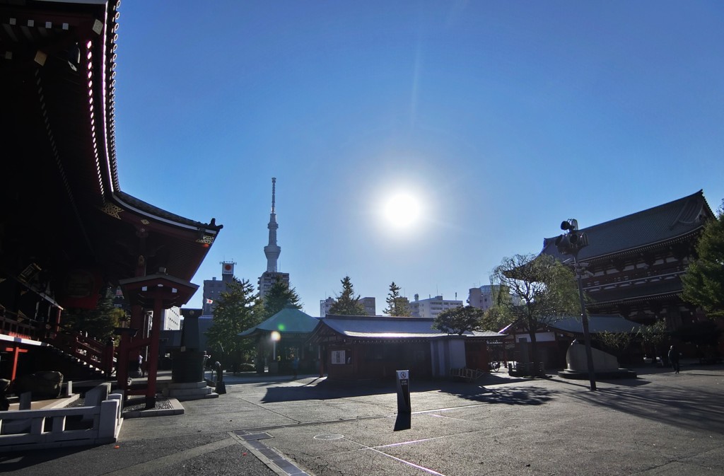 日出る浅草寺
