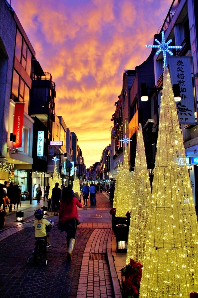 夕焼けの横浜元町商店街
