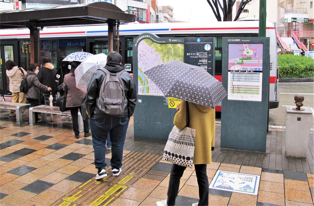 雨のバス停