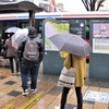 雨のバス停