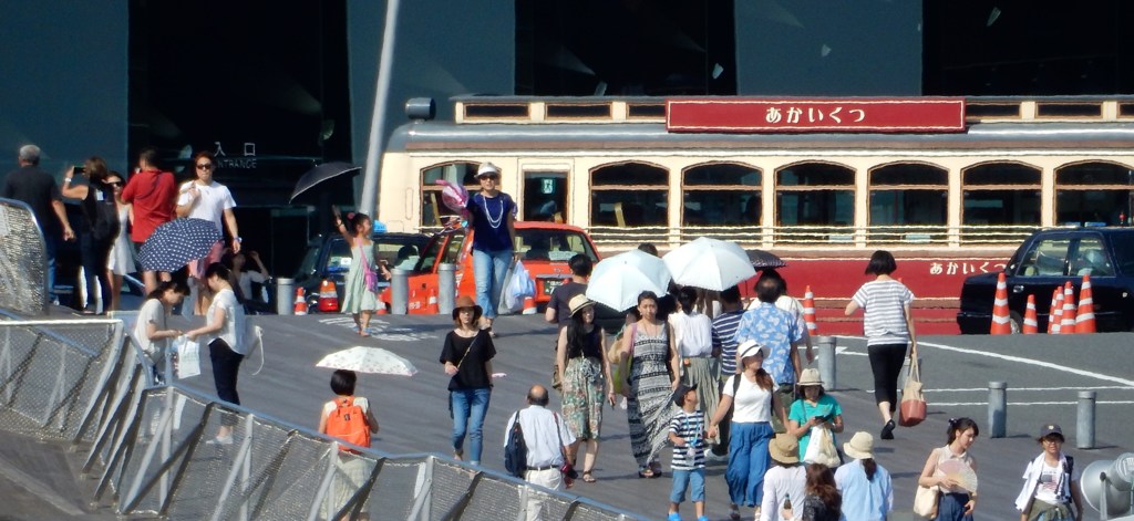 大桟橋に向かう人々、戻る人々
