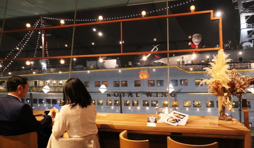 夜のクルーズに出航