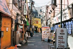 黄色い店が目印の横丁