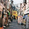 黄色い店が目印の横丁