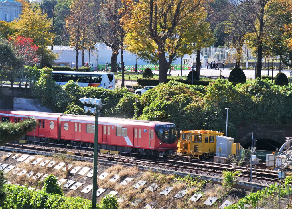 丸ノ内線と保線車両