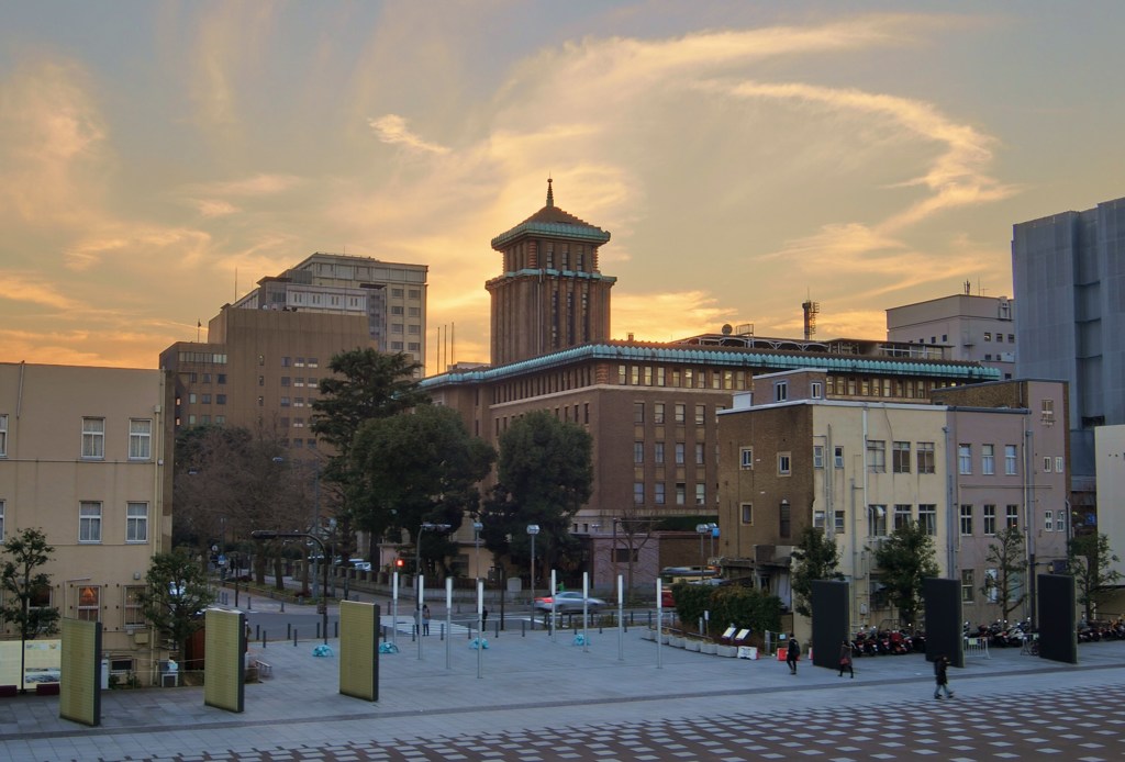 黄昏の神奈川県庁本館