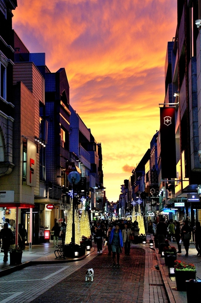夕焼けの横浜元町商店街