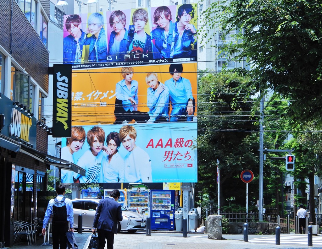 ホストクラブの看板が目立ってくると