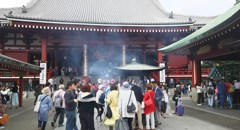 煙に群がる善男善女