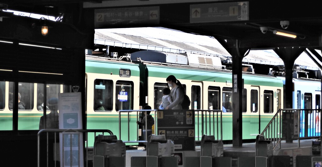 江ノ電江ノ島駅の母子
