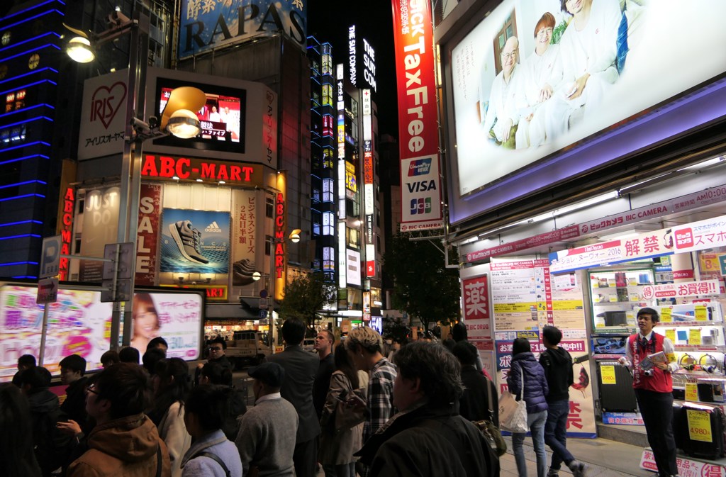 新宿アルタ前