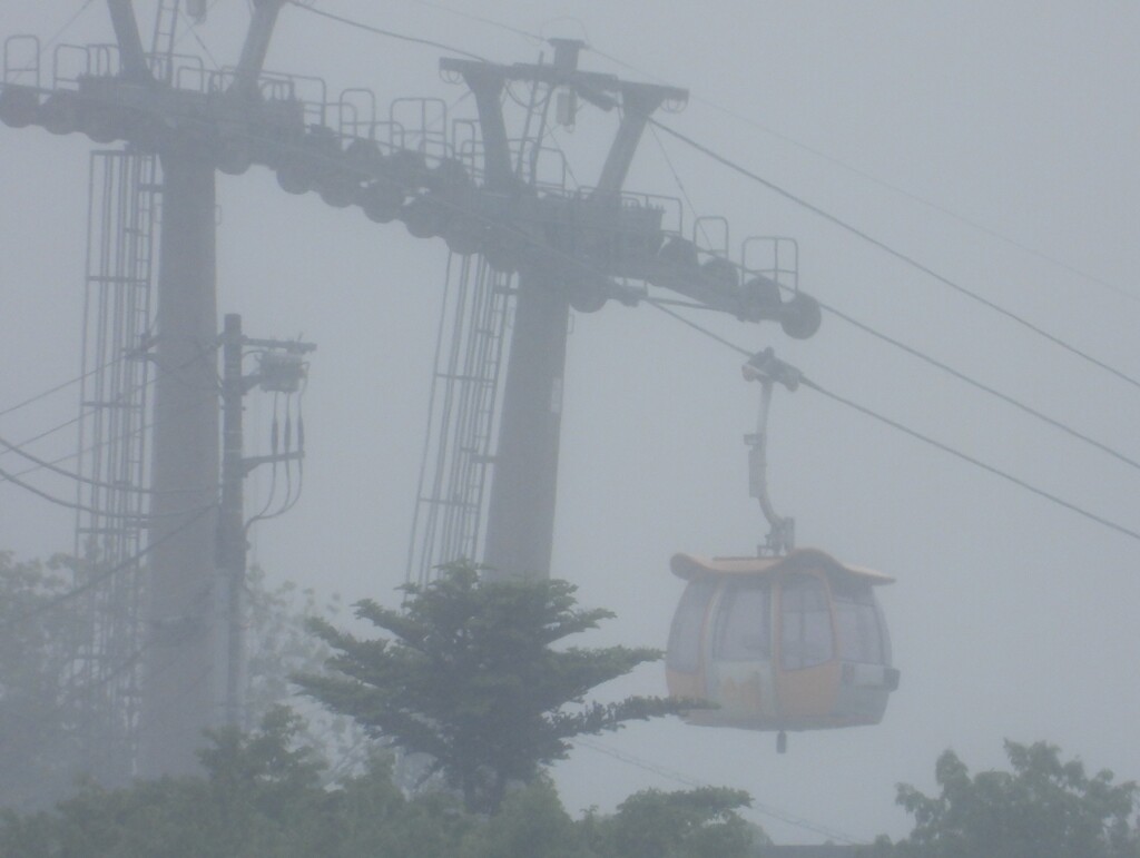 雨のロープウェイ