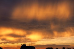 雲をまくる夕陽