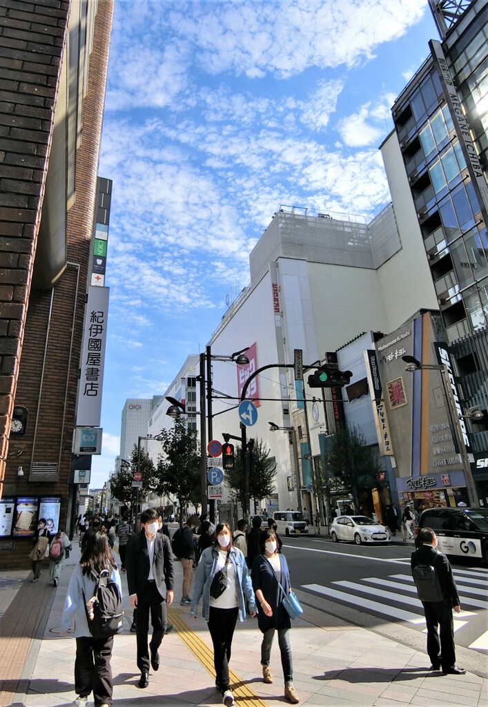 紀伊國屋書店前