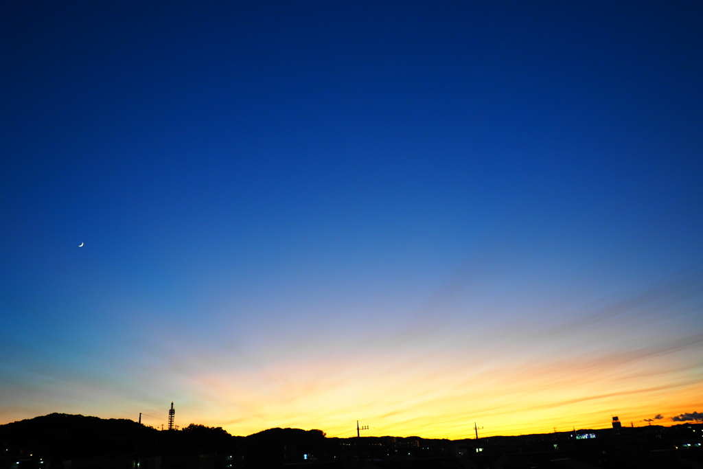 夜の外套をまとった夕焼け