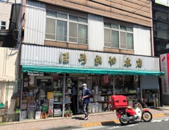 ほうきで掃き出して