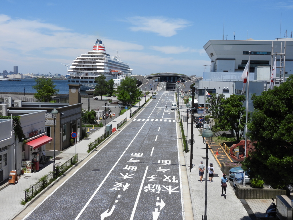 誰もいない大桟橋