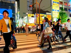 歌舞伎町へ向かう若者たち