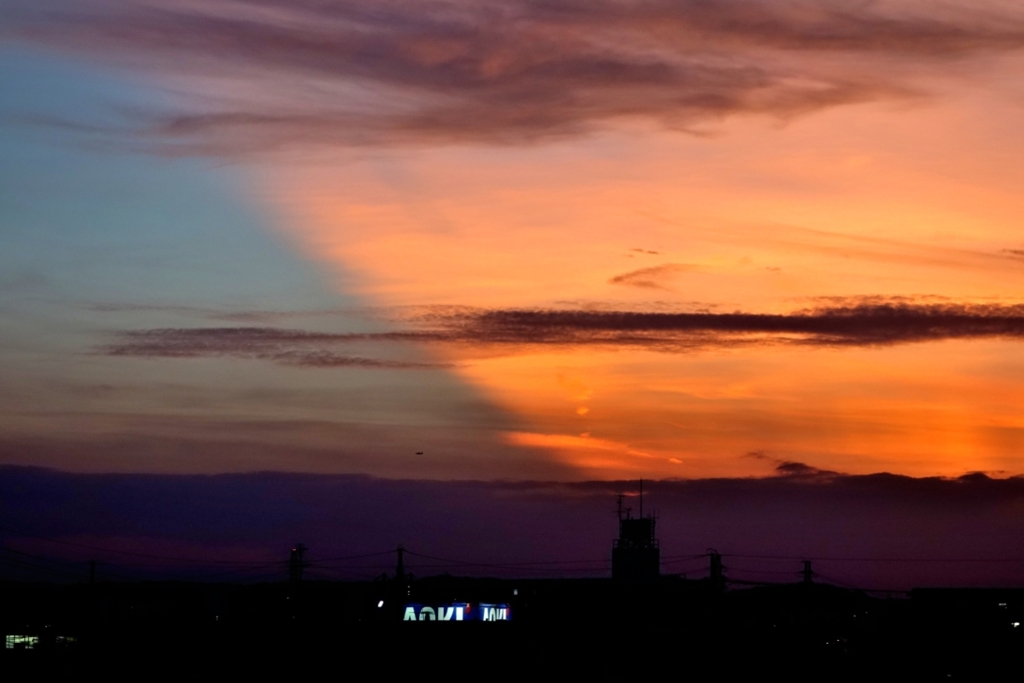 青空と夕焼け空の境界のアップ