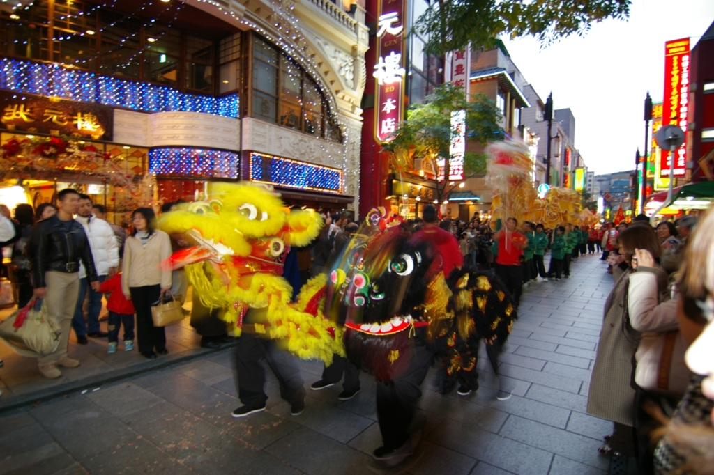 中華街を駆け抜ける獅子