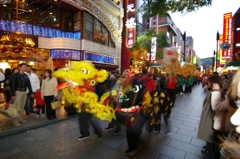 中華街を駆け抜ける獅子