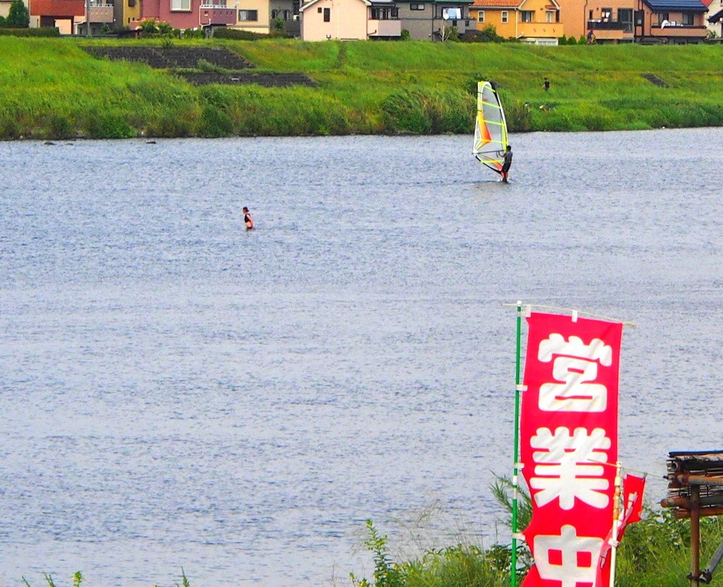 渡河する女